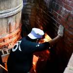 ▲アカマツの木で生醤油を炊いて仕上げていく