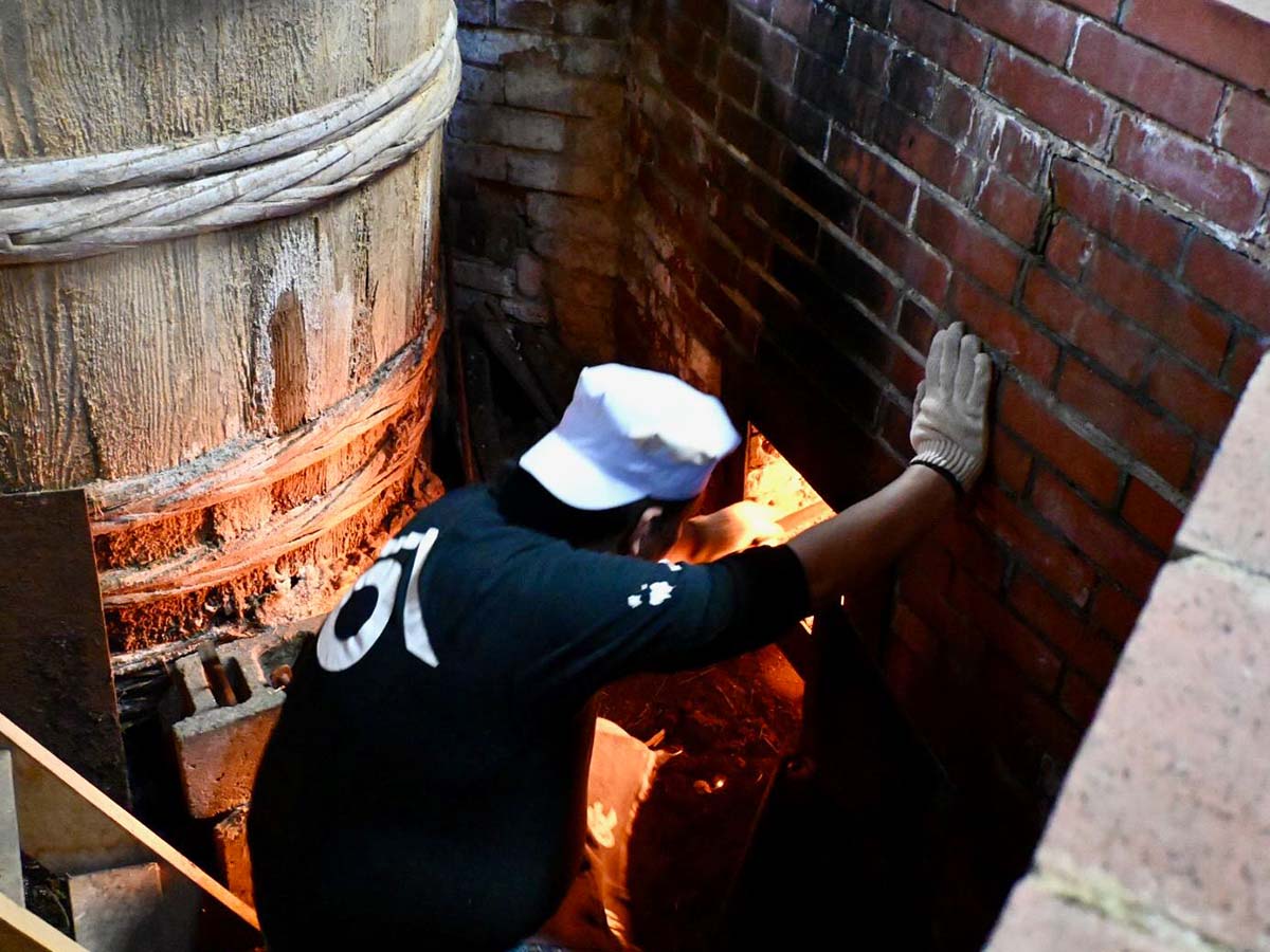 ▲アカマツの木で生醤油を炊いて仕上げていく