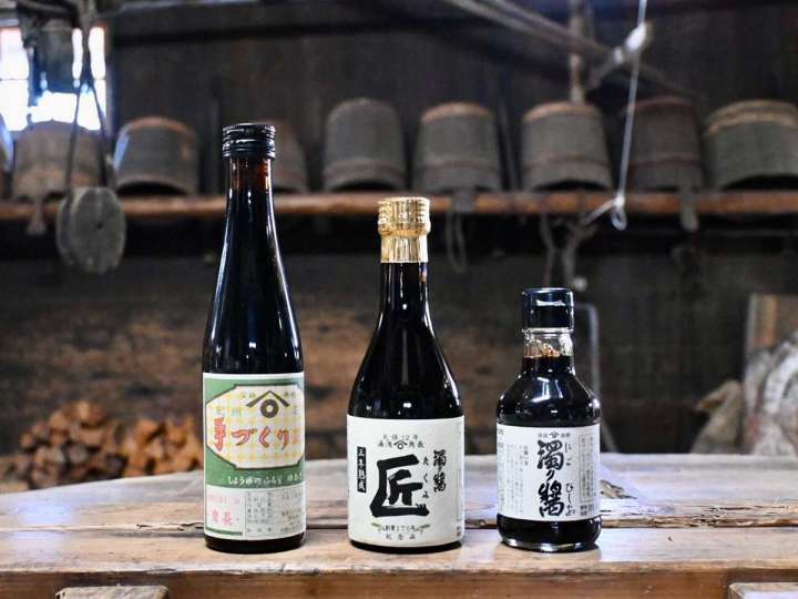 ▲左から「湯浅手づくり醤油」（300ml/750円）、3年熟成の「匠」（300ml/1850円）、圧搾も加熱もしない真の生醤油「濁り醤（にごりびしお）」（180ml/850円）