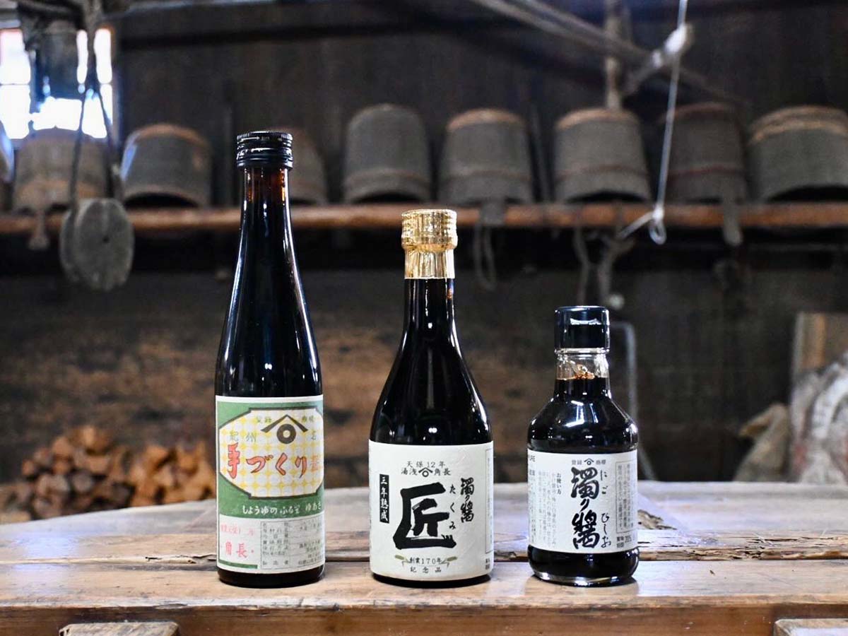 ▲左から「湯浅手づくり醤油」（300ml/750円）、3年熟成の「匠」（300ml/1850円）、圧搾も加熱もしない真の生醤油「濁り醤（にごりびしお）」（180ml/850円）