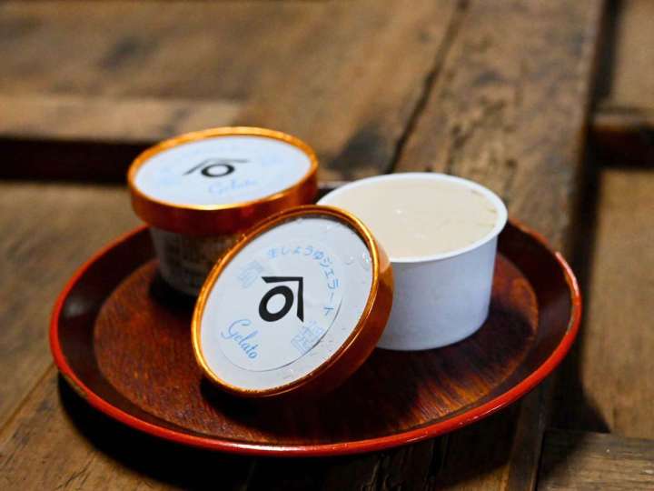 ▲蔵の販売所では「生醤油ジェラート」（350円）も販売中