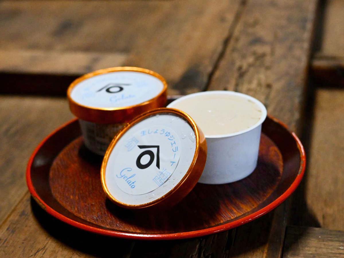 ▲蔵の販売所では「生醤油ジェラート」（350円）も販売中