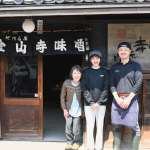 ▲6代目当主の平野浩司さん(右)、奥様の智子さん(中)、先代当主・庄輔さんの奥様である加寿代さん