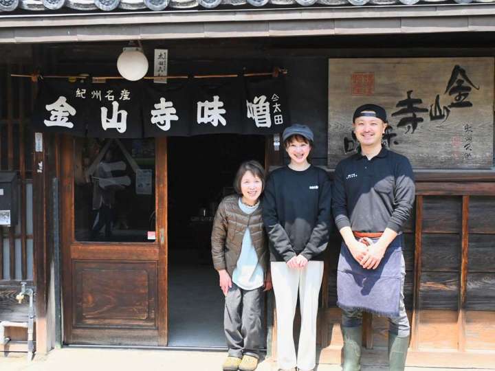 ▲6代目当主の平野浩司さん（右）、奥様の智子さん（中）、先代当主・庄輔さんの奥様である加寿代さん