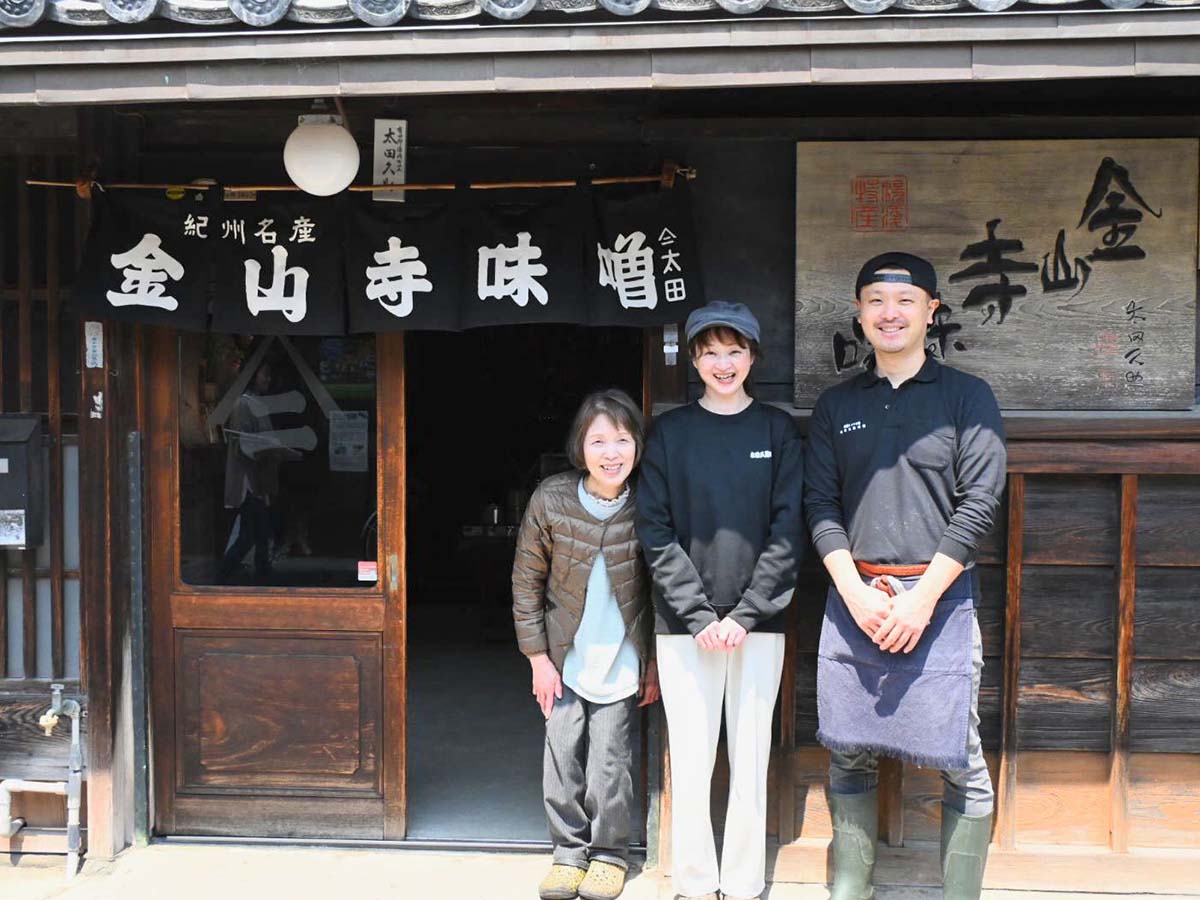 ▲6代目当主の平野浩司さん（右）、奥様の智子さん（中）、先代当主・庄輔さんの奥様である加寿代さん