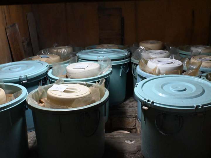 ▲麹室で発酵される金山寺味噌
