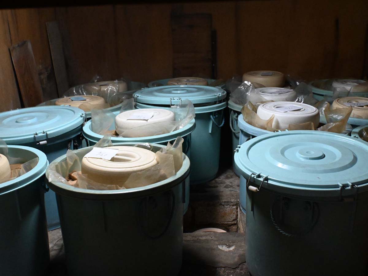 ▲麹室で発酵される金山寺味噌