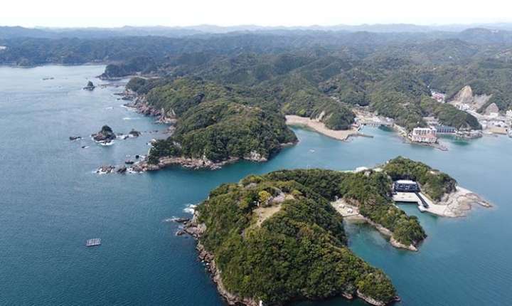 ▲上空から見た『碧き島の宿 熊野別邸 中の島』 [食楽web]