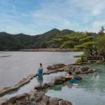 ▲写真は露天風呂「紀州潮聞之湯」。大浴場や露天風呂は入替制、露天風呂には湯浴み着もあり。入浴時間は15:00〜24:00、6:00〜10:00。写真提供:熊野別邸 中の島