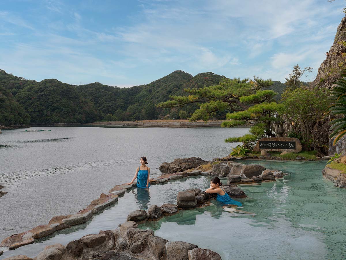 ▲写真は露天風呂「紀州潮聞之湯」。大浴場や露天風呂は入替制、露天風呂には湯浴み着もあり。入浴時間は15:00〜24:00、6:00〜10:00。写真提供：熊野別邸 中の島