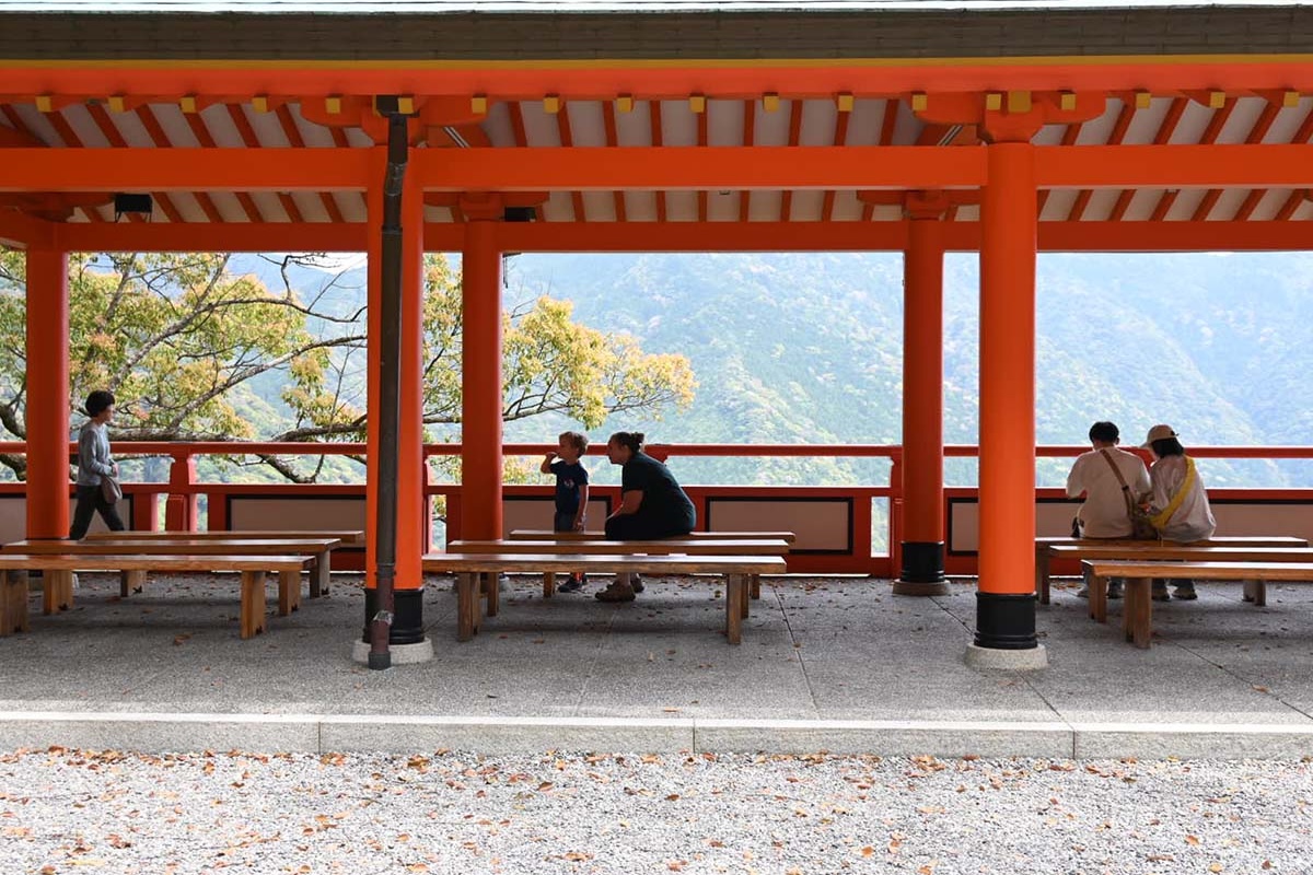 ▲熊野の山々を見渡す絶景をゆったりと眺めるひとときも格別です