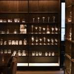 直営店の2階にある黒を基調としたプロ向けのショールーム。取り扱う全1800種類のグラスが美しく並ぶ様子は圧巻