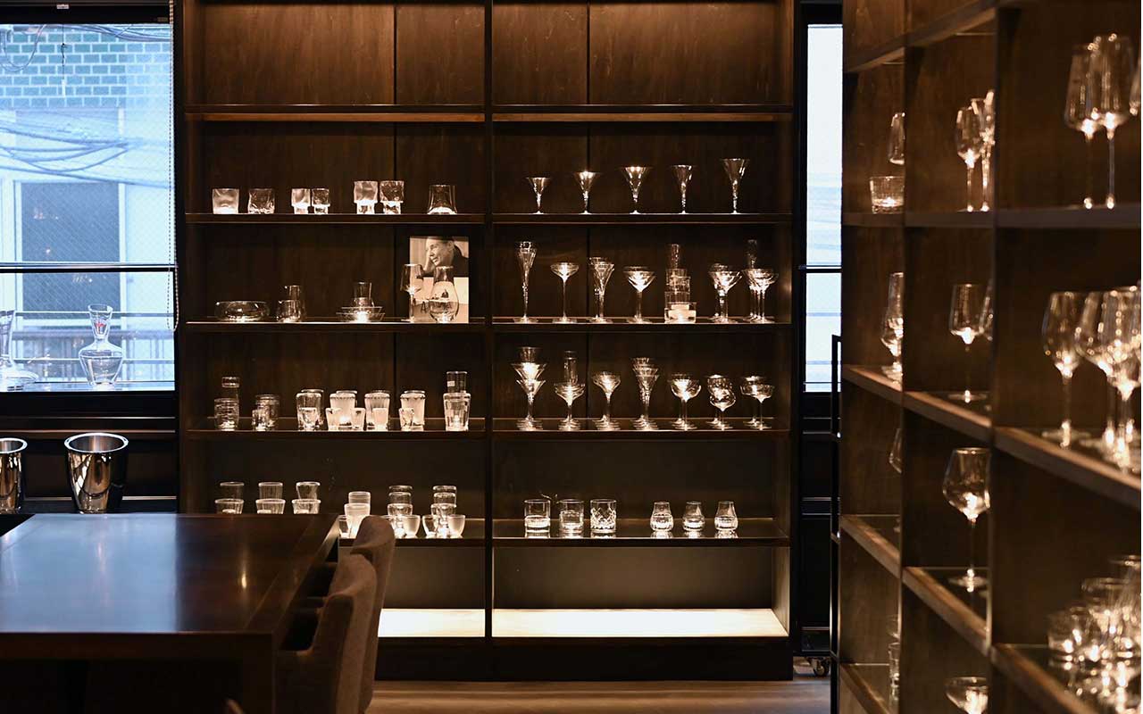 直営店の2階にある黒を基調としたプロ向けのショールーム。取り扱う全1800種類のグラスが美しく並ぶ様子は圧巻
