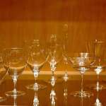 2階のショールームとは雰囲気を変え、木の温もりがあふれる１階の直営店。オリジナルブランドのほか、国内外の作家とのコラボ商品など、時々で商品を入れ替え販売している