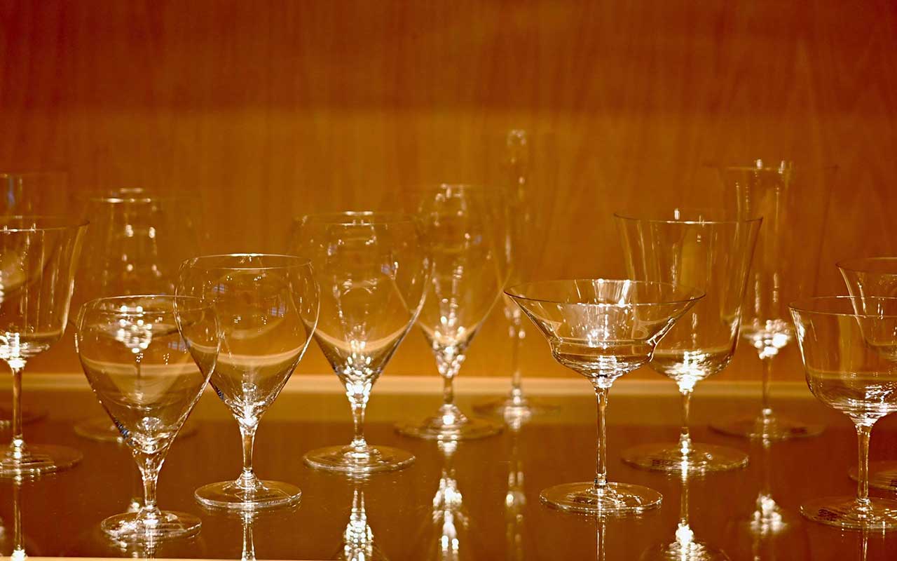 2階のショールームとは雰囲気を変え、木の温もりがあふれる１階の直営店。オリジナルブランドのほか、国内外の作家とのコラボ商品など、時々で商品を入れ替え販売している