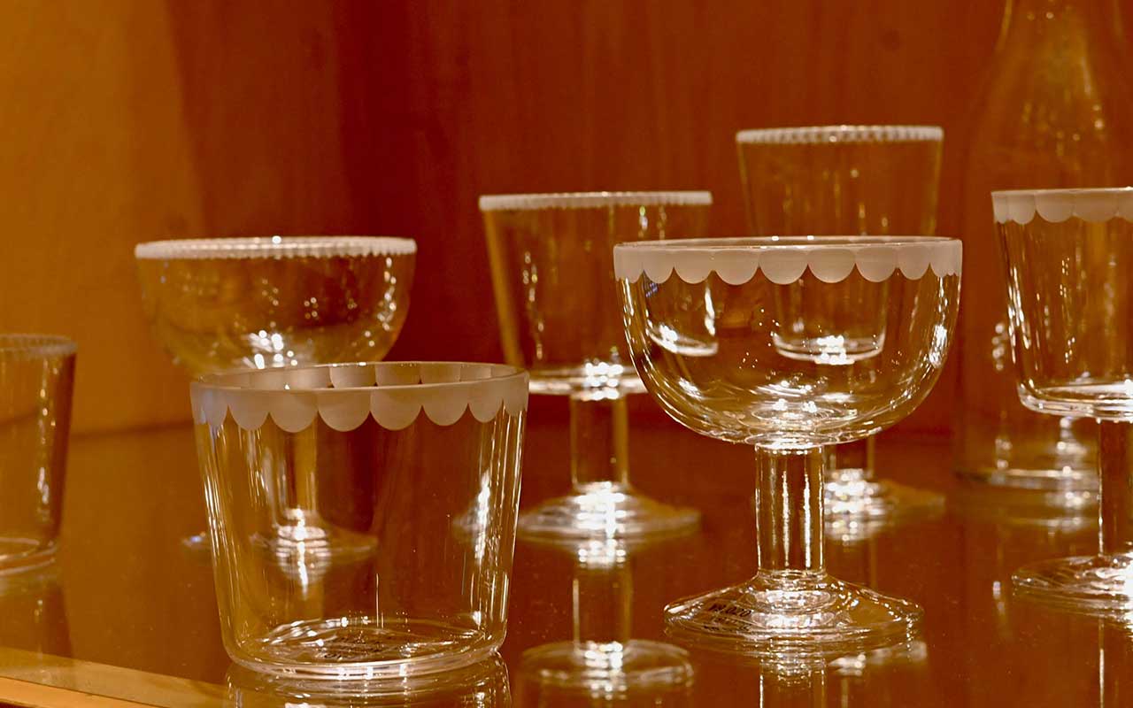 2021年に始まった木村氏と長年親交のあるガラス作家、辻和美さんとのコラボ「ZOOMER+シリーズ」。辻さんがデザインしたスケッチを木村硝子店のインハウスデザイナーが東京のガラス工場、そして切子職人とタッグして仕上げた