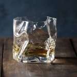 写真提供：木村硝子店　工芸工業デザイナー小松誠さんとの初コラボCOMシリーズ「クランプルオールド」が誕生したのは1980年。発売後、NY近代美術館（MOMA）から手紙が届き、永久コレクションの採用に至った。木村硝子店の名を世界に知らしめた記念すべき逸品