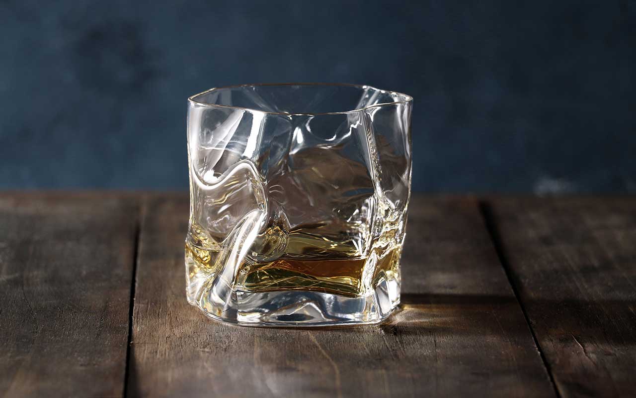 写真提供：木村硝子店　工芸工業デザイナー小松誠さんとの初コラボCOMシリーズ「クランプルオールド」が誕生したのは1980年。発売後、NY近代美術館（MOMA）から手紙が届き、永久コレクションの採用に至った。木村硝子店の名を世界に知らしめた記念すべき逸品