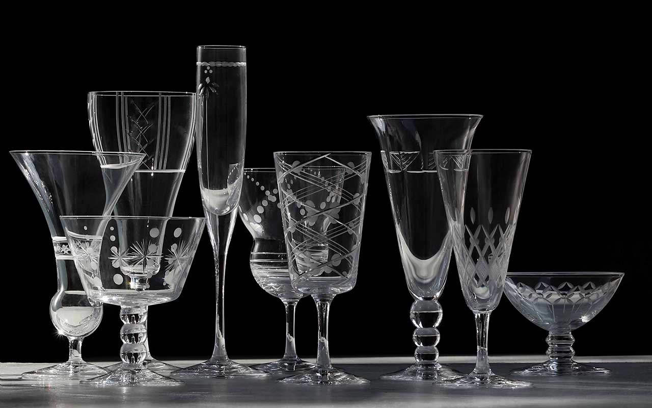 写真提供：木村硝子店　「木勝」はインハウスデザイナー三枝静代さんによる切子のシリーズ。最初はアンティークグラスのリプロダクトを考えていたという木村さんだが、「コピーではなく、アンティークの雰囲気の新しいグラスを作りたい」という三枝さんの熱い想いから誕生した