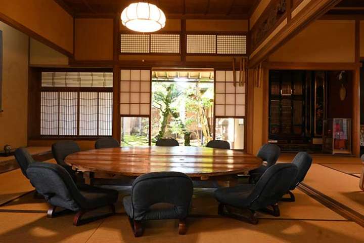 ▲庭園を望む主屋のラウンジ。見学はこちらからスタート ［食楽web］