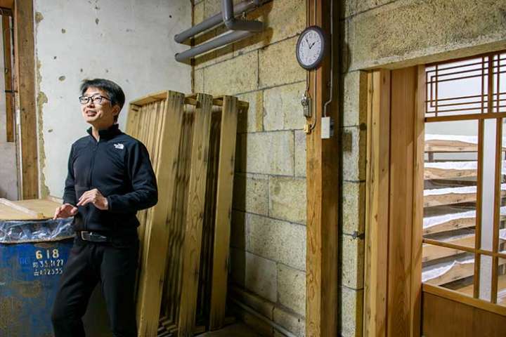 ▲酒造りを順序立てて説明する東さん。蔵見学は要予約、4名から（SHOP INFO参照）