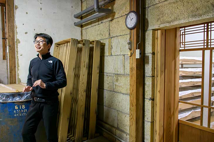 ▲酒造りを順序立てて説明する東さん。蔵見学は要予約、4名から（SHOP INFO参照）