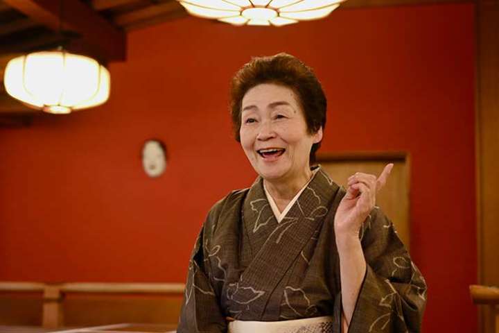 ▲大女将の浮田君江さん。楽しそうにお話しされる姿に見入ってしまいます