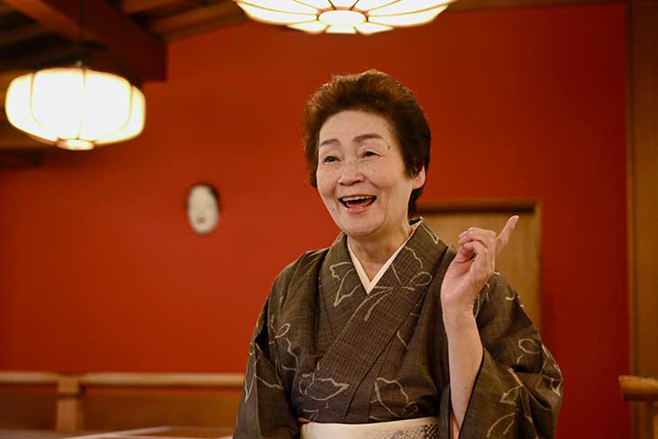 ▲大女将の浮田君江さん。楽しそうにお話しされる姿に見入ってしまいます