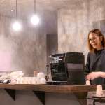 ▲宿を切り盛りする山瀬亜由美さん。実家は敦賀の市場の仲買問屋を営んでいるそう