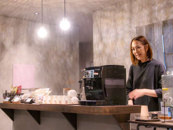 ▲宿を切り盛りする山瀬亜由美さん。実家は敦賀の市場の仲買問屋を営んでいるそう