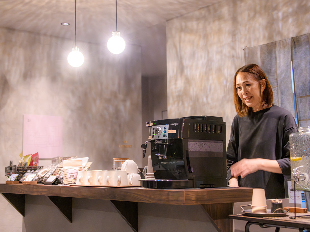 ▲宿を切り盛りする山瀬亜由美さん。実家は敦賀の市場の仲買問屋を営んでいるそう