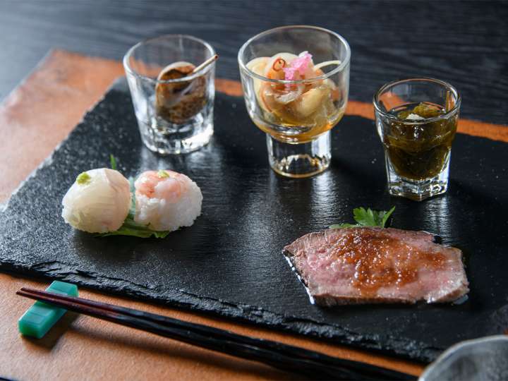 ▲先付。左上から時計回りに、バイ貝、南蛮漬け、もずく酢、若狭牛のローストビーフ、手鞠寿司