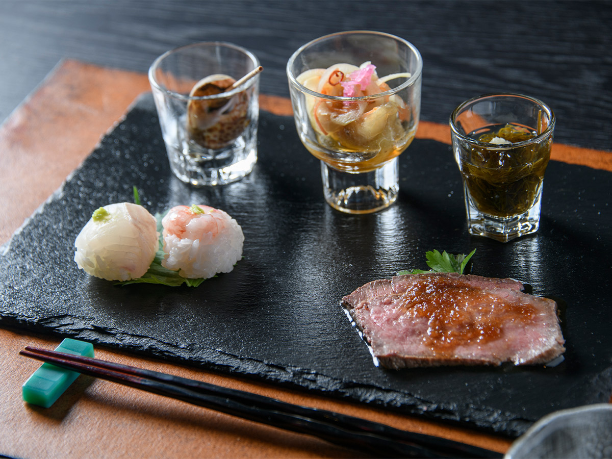 ▲先付。左上から時計回りに、バイ貝、南蛮漬け、もずく酢、若狭牛のローストビーフ、手鞠寿司