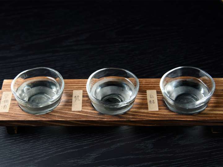 ▲左から「早瀬浦」「梵」「白龍」。若狭の地酒を一度に楽しめる利き酒セット［食楽web］