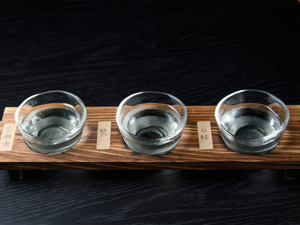 ▲左から「早瀬浦」「梵」「白龍」。若狭の地酒を一度に楽しめる利き酒セット［食楽web］