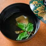 ▲塗りの椀も美しい、レンコダイの吸い物は五感で楽しめる