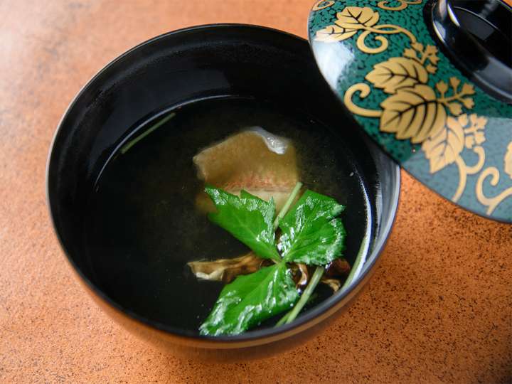 ▲塗りの椀も美しい、レンコダイの吸い物は五感で楽しめる
