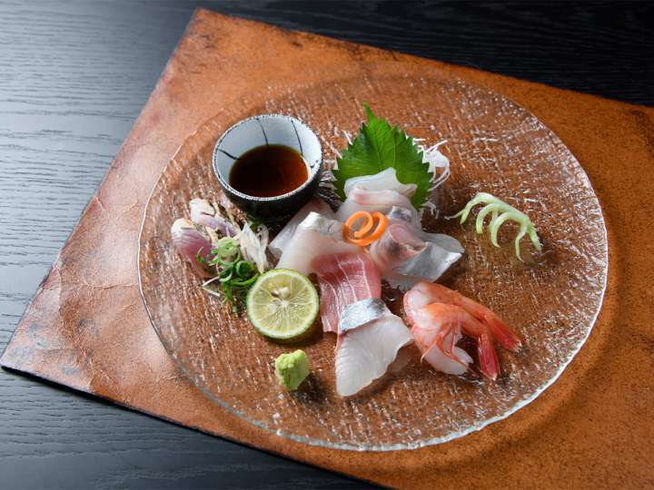 ▲白身魚をはじめバラエティに富んだお造り6種。魚はその日によって変わる