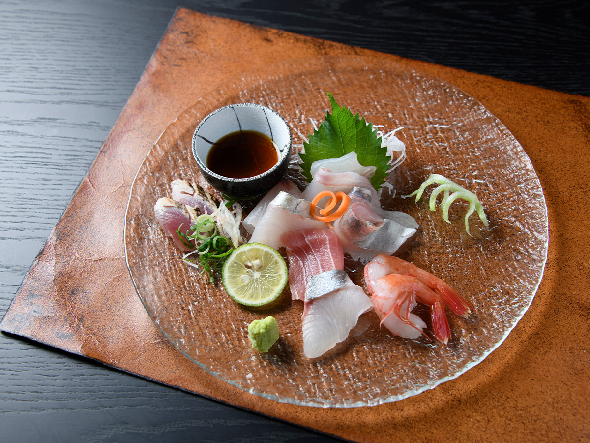 ▲白身魚をはじめバラエティに富んだお造り6種。魚はその日によって変わる