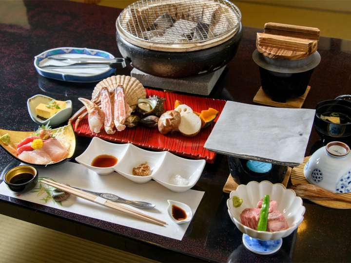 ▲スタンダードプランの夕食「炭火焼き懐石敦賀」。若狭の幸を炭火焼きでシンプルに味わえる