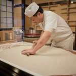 ▲職人さんの蕎麦打ちの様子も店内から見ることができる