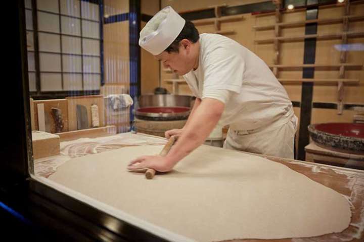 ▲職人さんの蕎麦打ちの様子も店内から見ることができる