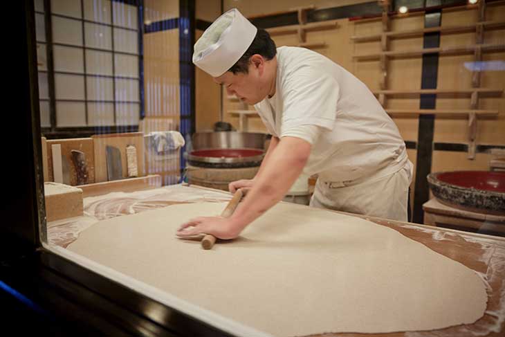 ▲職人さんの蕎麦打ちの様子も店内から見ることができる