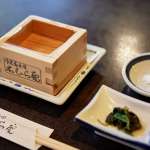 ▲「黒松剣菱 杉樽」一合升（冷酒）1,300円（税込、以下同）