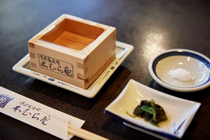 ▲「黒松剣菱 杉樽」一合升（冷酒）1,300円（税込、以下同）