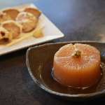 ▲手前：「鴨だし煮大根」1,000円。鴨肉の出汁が芯までしみた一品。奥：「鳥だんご」1,000円