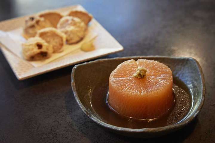 ▲手前：「鴨だし煮大根」1,000円。鴨肉の出汁が芯までしみた一品。奥：「鳥だんご」1,000円