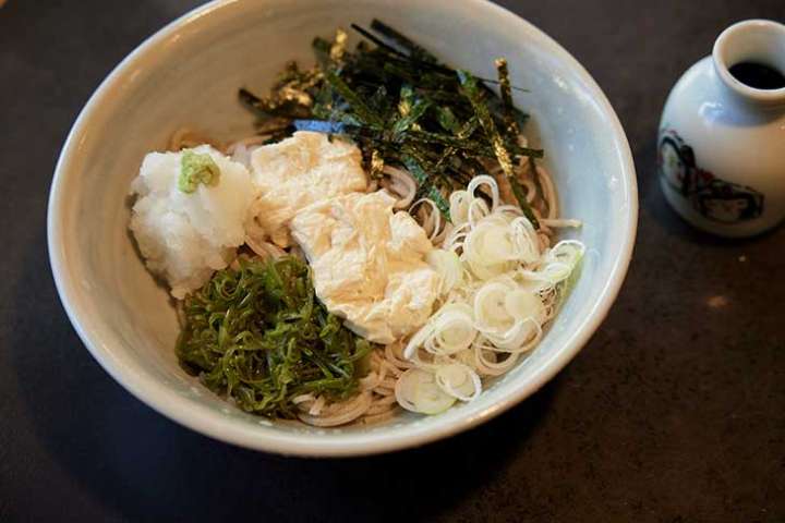 ▲「生湯葉おろしそば」2,000円。つゆをかけ薬味をまぜあわせていただく