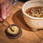 ▲テーブルに置いてある「三味」