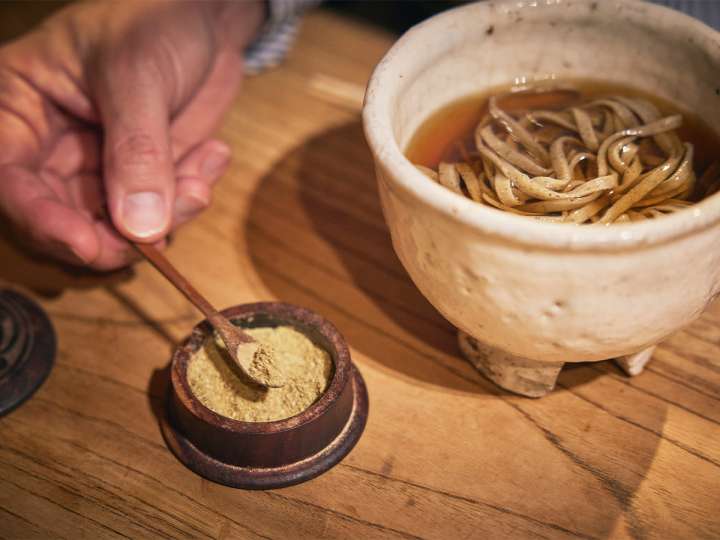 ▲テーブルに置いてある「三味」